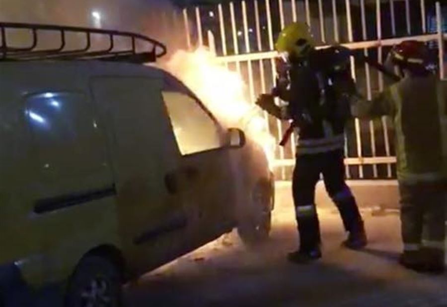 بالصورة: حريق سيارة نوع رابيد في الجناح