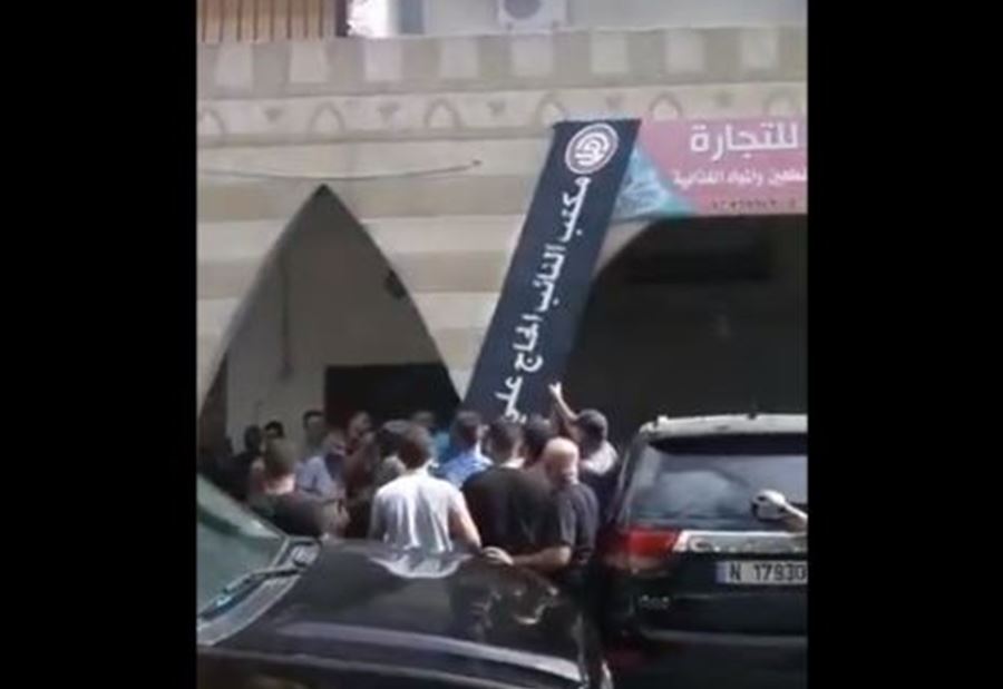 بالفيديو: متظاهرون غاضبون يزيلون لافتة مكتب بزي