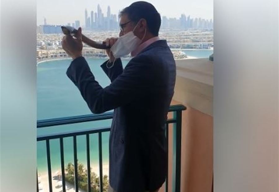 بالفيديو: أولَ يهوديٍ يَنفخُ "الشوفار" في الإمارات