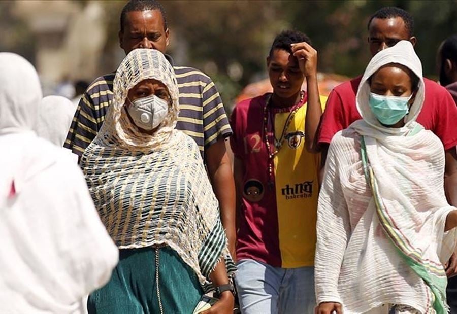 عاملٌ يُعدي 500 شخص بكورونا في دولة إفريقية 