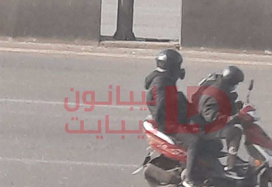سارقا "بيبلوس" يَضرُبان مِن جَديد... "سطو وإطلاق نار" في المكلس! (فيديو)