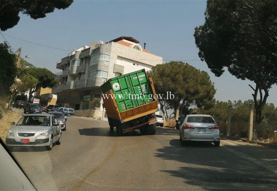 بالصور: تعطل شاحنة على طريق المنصورية - عين سعادة