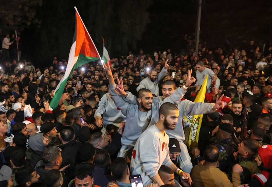 دفعة جديدة من الأسرى الفلسطينيين نحو الحرية (فيديو)