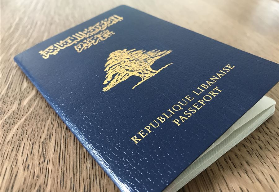طلبات هجرة بالآلاف