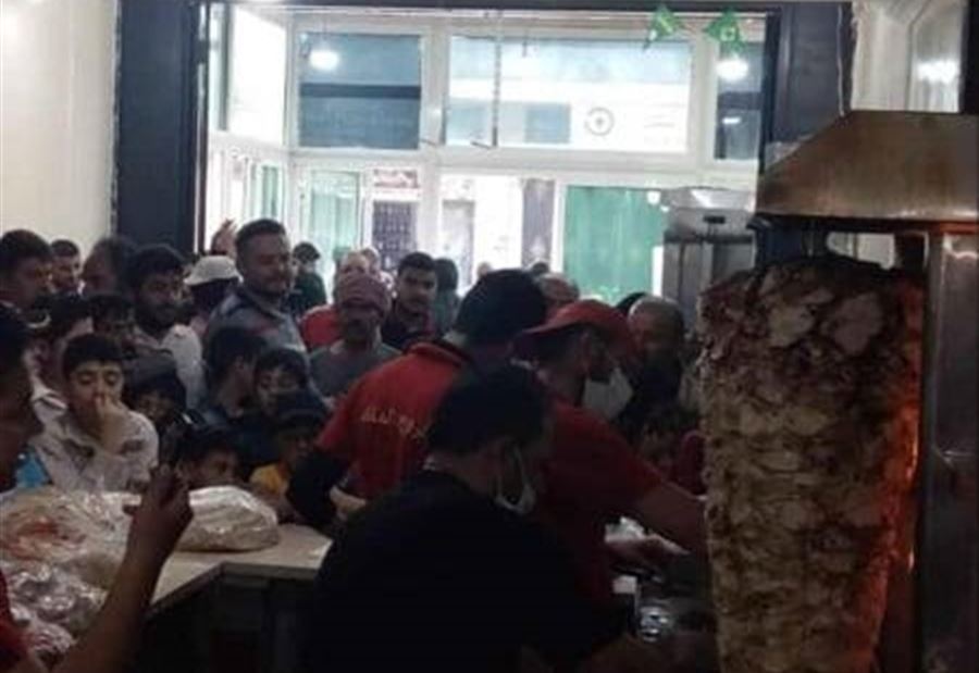 مشاهدٌ صادمةُ.. مطعم يتحدى التعبئة العامة 