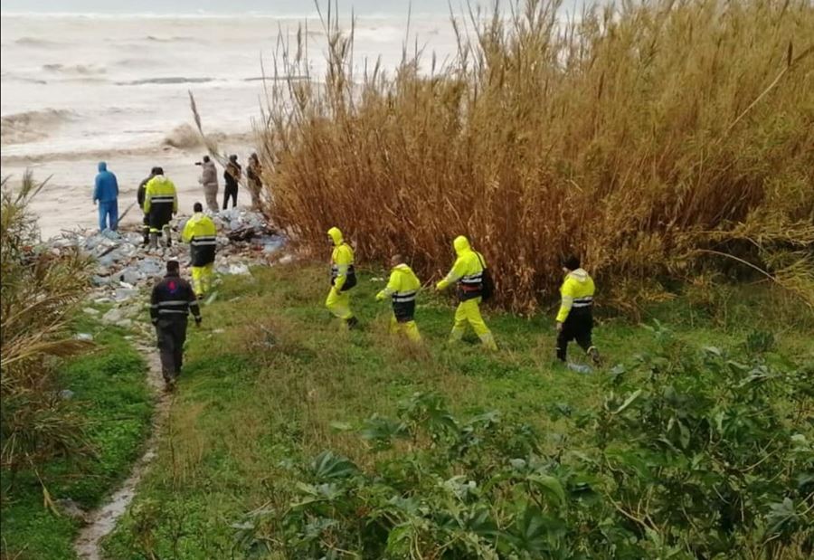 بالصور: جرفتهما السيول الى مجرى نهر العاقبية بالصور: جرفتهما السيول الى مجرى نهر العاقبية