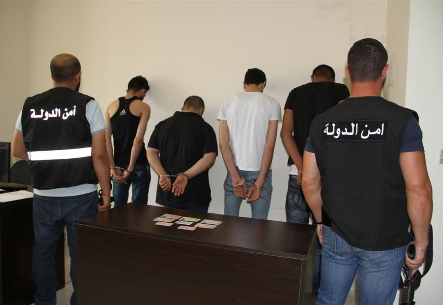 القبض على عصابة تؤمن مستندات مزورة لعمل السوريين في لبنان