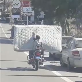 بالفيديو: دراجة نارية تحمل فرشة سرير  