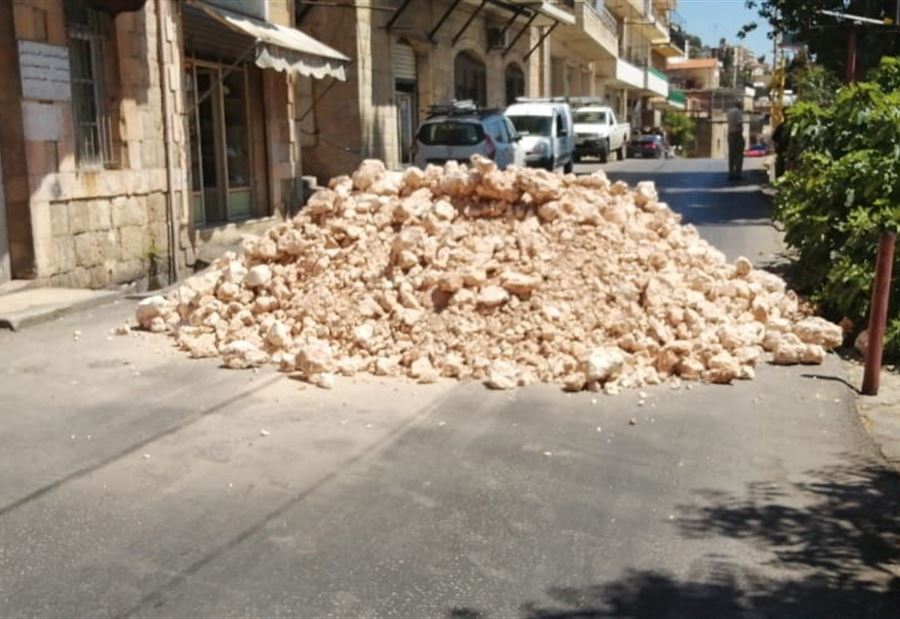 بالصور: قطعوا طريق بلدتهم أمام "المخفر" بالصخور!