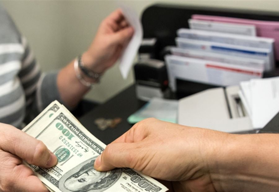 بعد زيادة الرواتب... ما مصير سعر صرف الدولار؟! 
