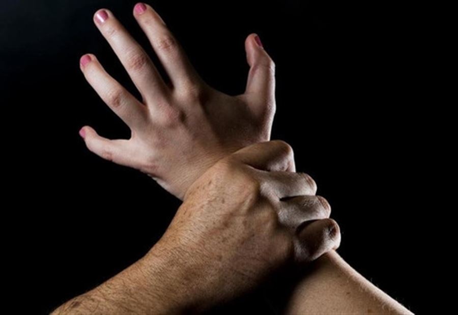 في عربصاليم: طعنها في يدها... وحاول اغتصابها