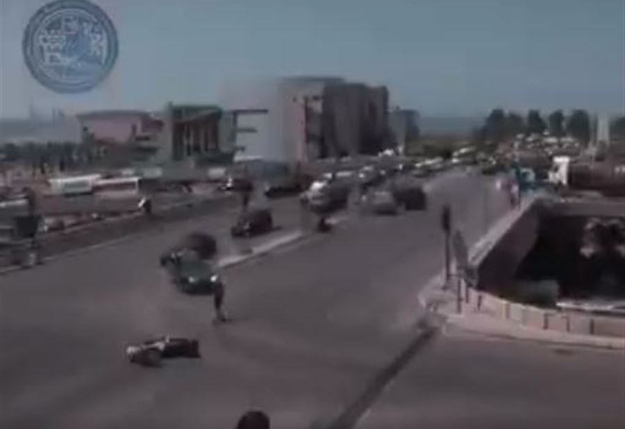 بالفيديو: تسرّب لمادة المازوت على جسر النقاش