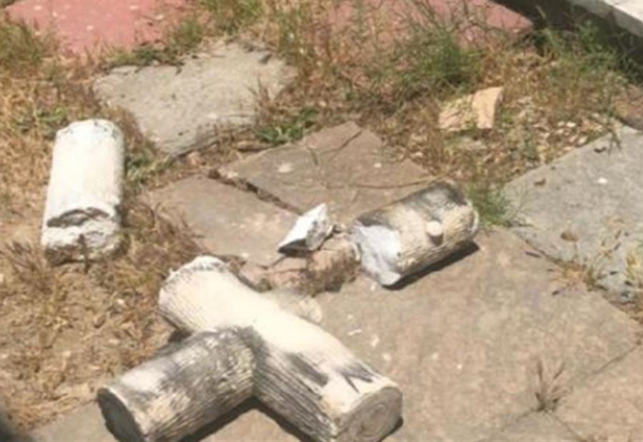بالصور: مجهولون يعتدون على المدافن الإنجيلية في بيروت