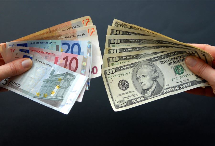 للمرة الأولى منذ 2002... اليورو ينخفض إلى ما دون الدولار