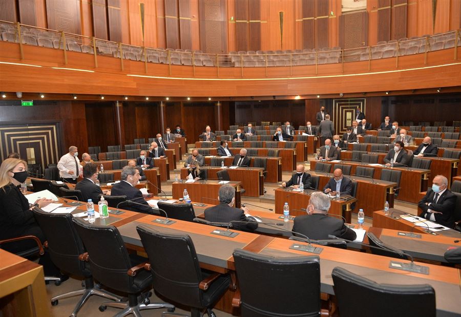 نائبٌ يكشف عن "فضيحة مدويّة"
