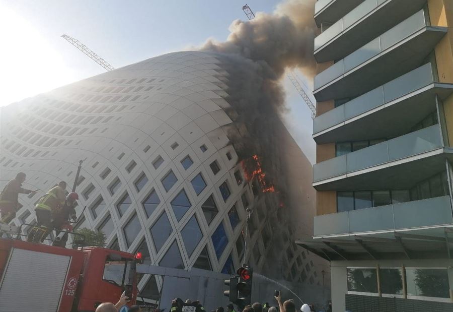 بالفيديو... حريقٌ ضخمٌ في وسط بيروت 