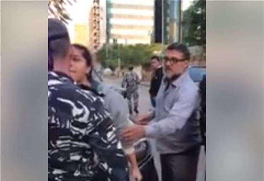 بالفيديو: اشكال بين متظاهرة والقوى الأمنية امام مصرف لبنان
