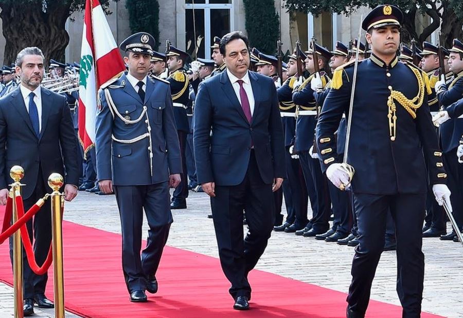 جيشٌ من المستشارين في خدمةِ دياب