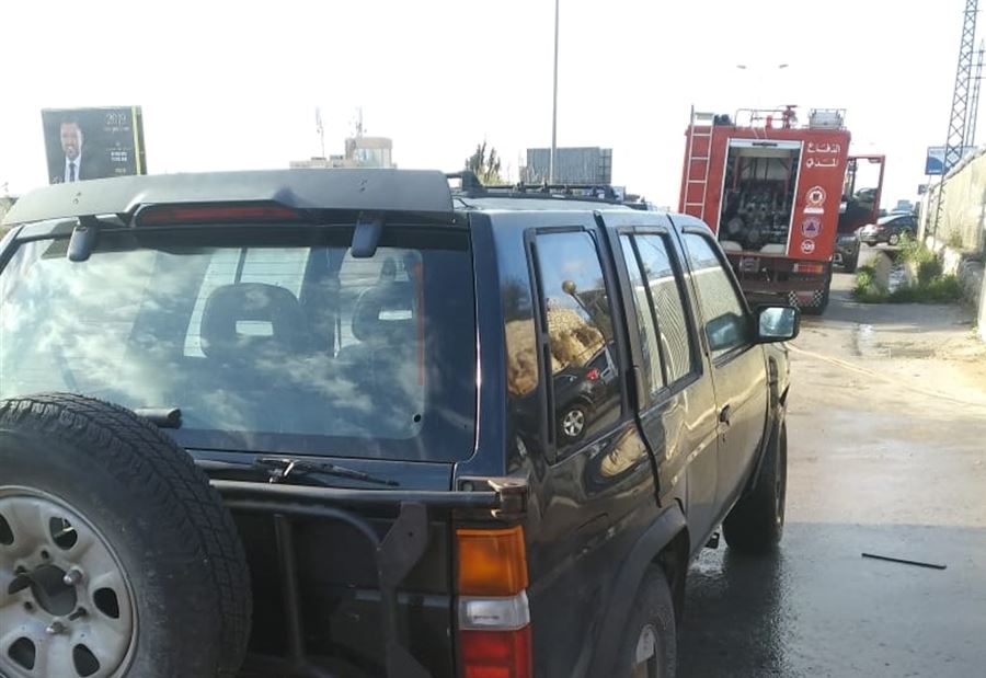 اخماد حريق داخل سيارة رباعية الدفع في عمشيت