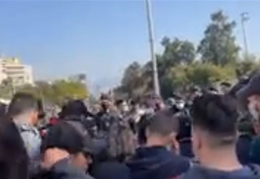 بالفيديو: اعتصام امام المحكمة العسكرية