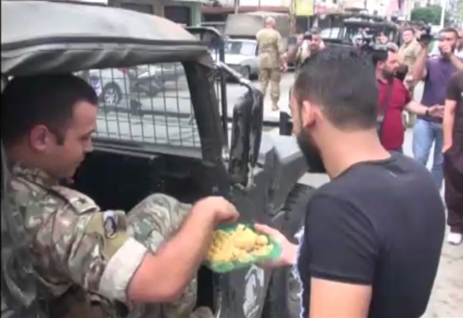 بعد الإشتباكات..حلوى من "التبانة" إلى الجيش! 
