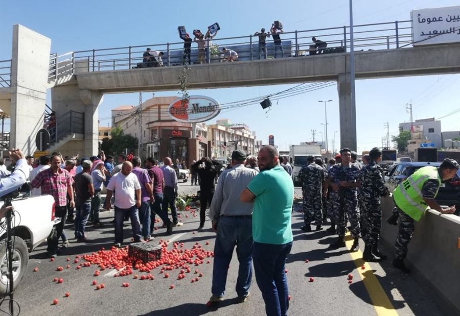 بالصورة: اوتوستراد ابلح الفرزل قطع بالمحاصيل الزراعية