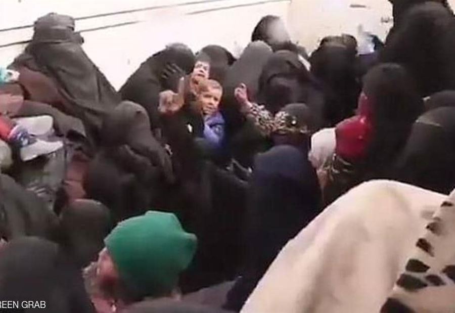 فيديو لمعركة بين "داعشيات".. و"توحش" في وجه الكاميرا
