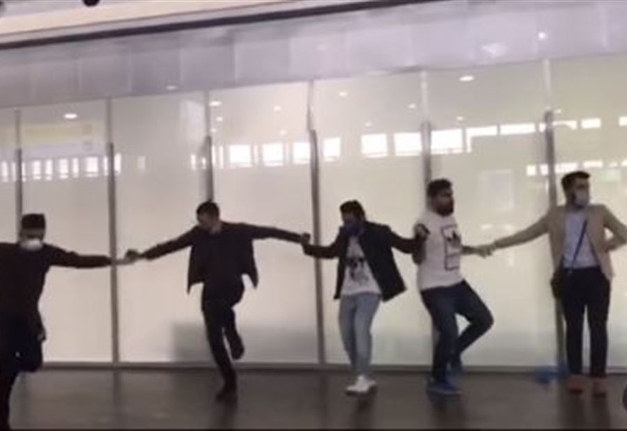 بالفيديو: دبكة لبنانية في موسكو فرحًا بوصول طائرة الوطن!