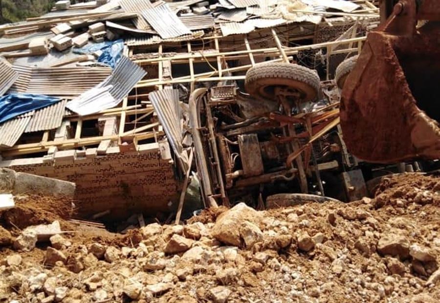 بالفيديو والصور: قتيلان وجرحى إثر إنقلاب شاحنة في المنصورية