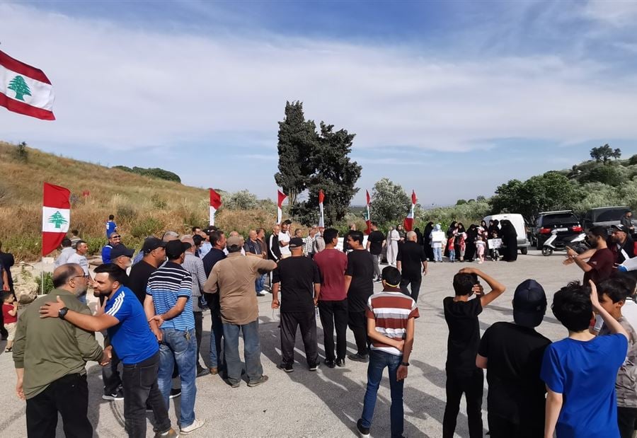 بالصور: وقفة احتجاجية عند الحدود... ماذا يجري؟ 