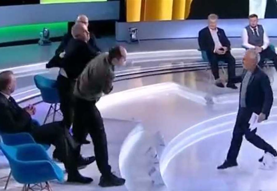صحفي أوكراني يلكم سياسيا مواليا لروسيا خلال بث مباشر (فيديو)