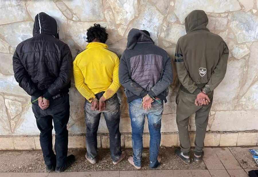 مداهمات للجيش وتوقيف مطلوبين في بريتال (صور) مداهمات للجيش وتوقيف مطلوبين في بريتال (صور)