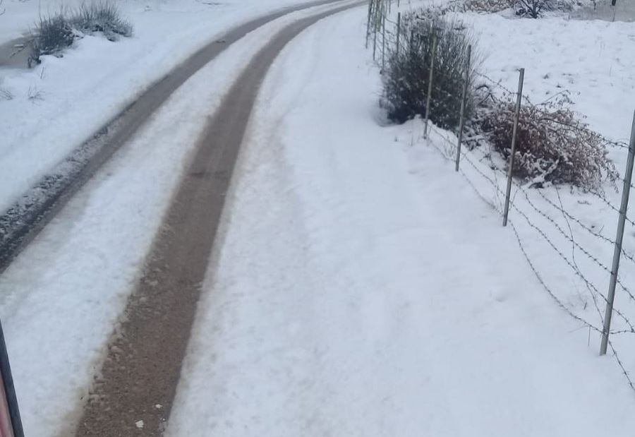 بالصورة: ازالة الثلوج  على طريق عام بمهريه - البيره  بالصورة: ازالة الثلوج  على طريق عام بمهريه - البيره