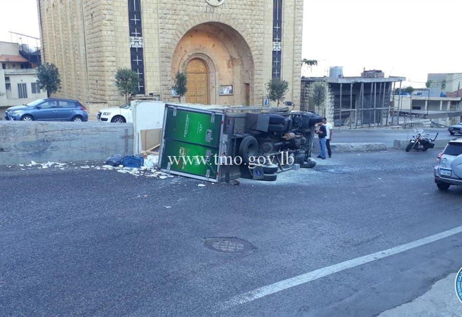 بالصور: انقلاب "بيك آب" واصطدام سيارة على طريق الكحالة