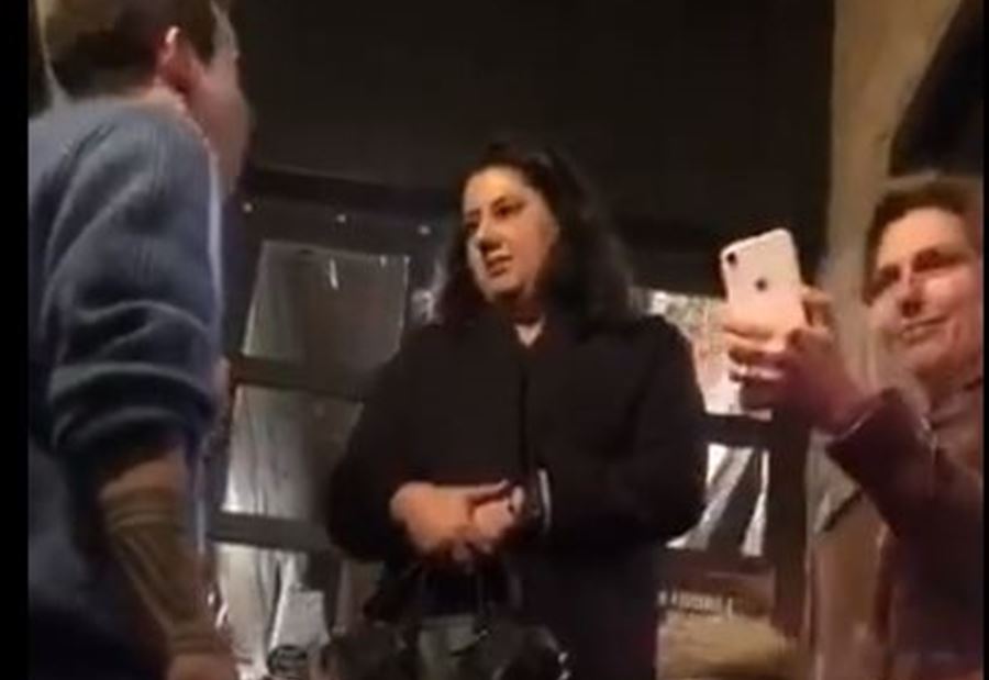 مجموعة تعترض نائب باسيل.. وفيديو يظهر "النقاش البنّاء"