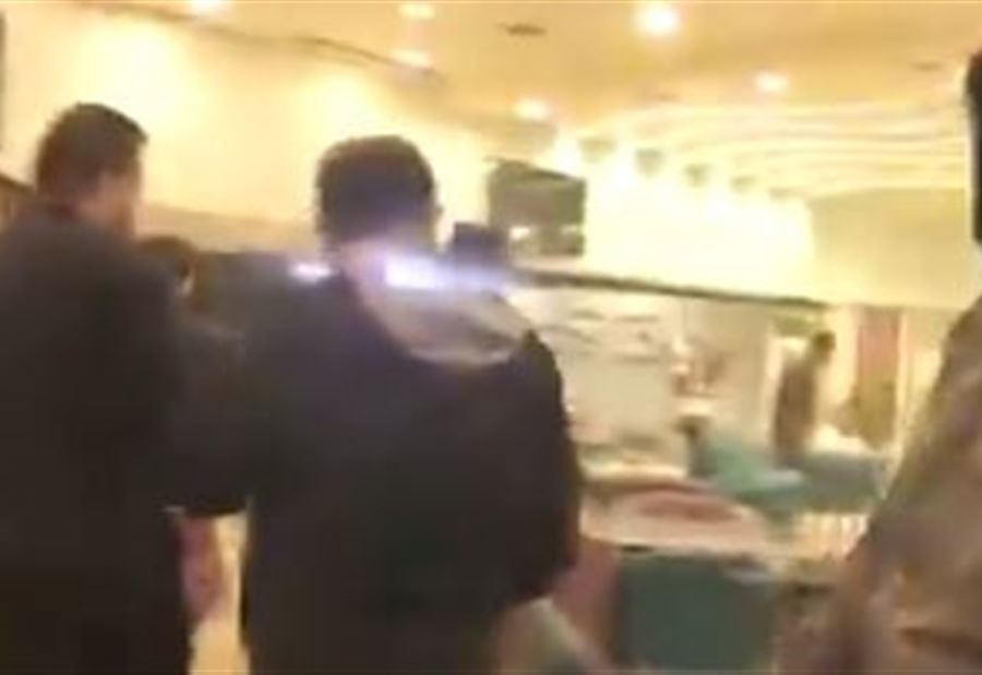 بالفيديو: إشكال واطلاق نار خلال مداهمة مطعم