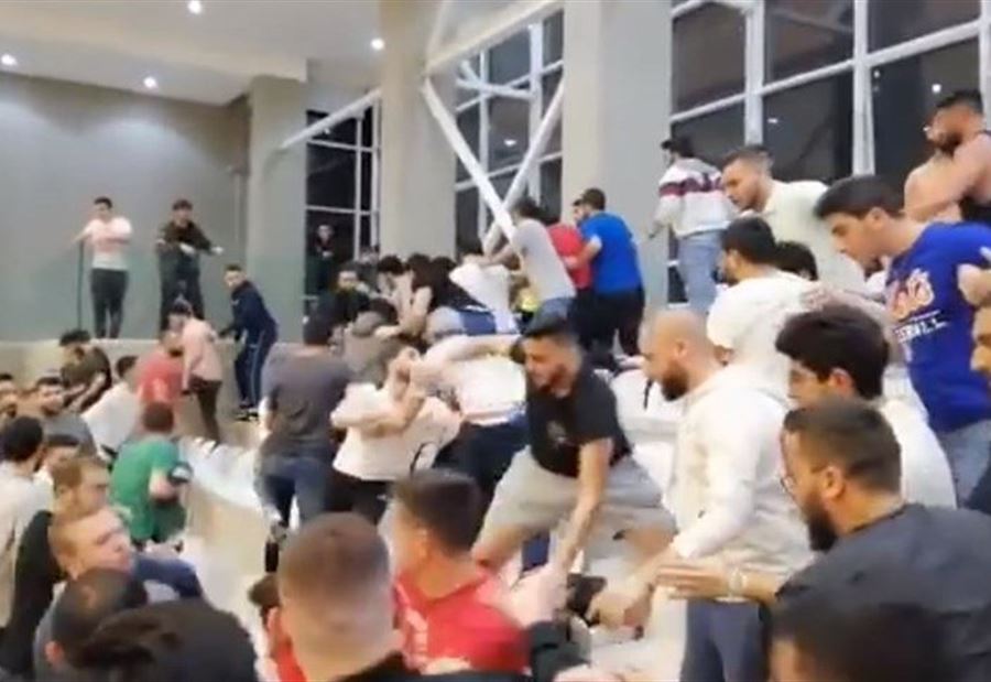 بالفيديو: مباراة بين جامعتين لبنانيتين تتحوّل إلى ساحة قتال!