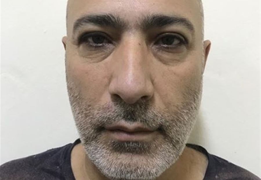 ينتحل صفة عناصر من الجمارك  لابتزاز التجار