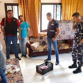 بالصورة: رضيعة داخل صندوق بلاستيك في خراج منيارة