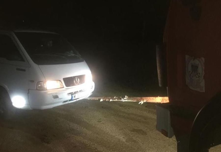 بالصور: احتجَزتهم الوُحول بين قب الياس وعميق