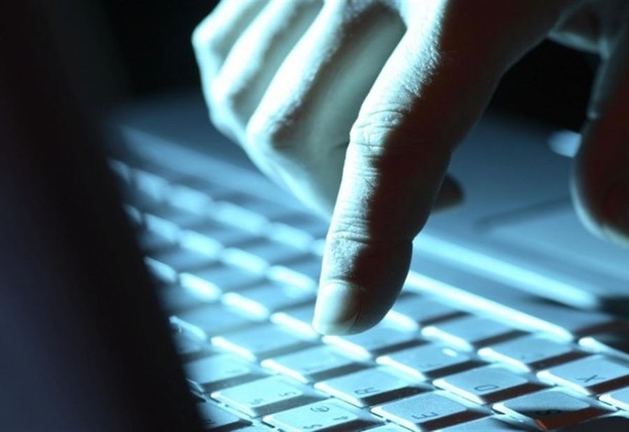 بعدما تواصل مع الضحية وابتزها... وقع بقبضة الأمن
