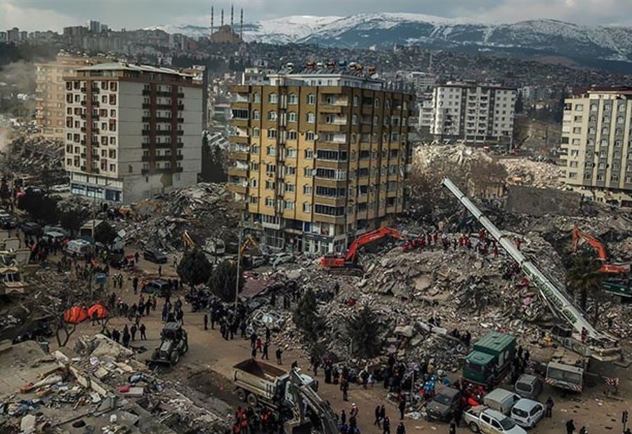 أمّ تحتضن طفلتها بعد 54 يومًا من زلزال تركيا المدمّر (صورة)