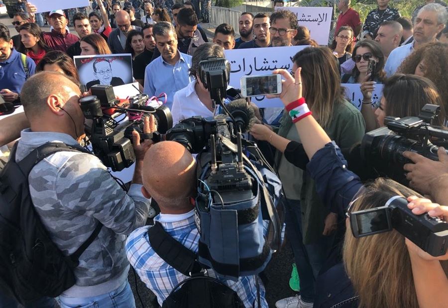 بالفيديو والصور: المتظاهرون على طريق القصر الرئاسي 