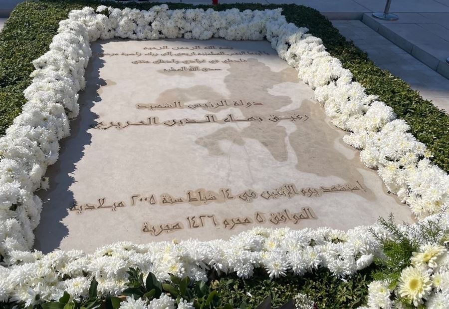في عيد الأضحى... زيارة "لافتة" لِضريح الحريري!