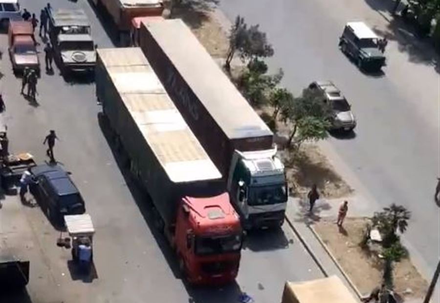 بالفيديو: تحطيم شاحنات على أوتوستراد التبانه في طرابلس