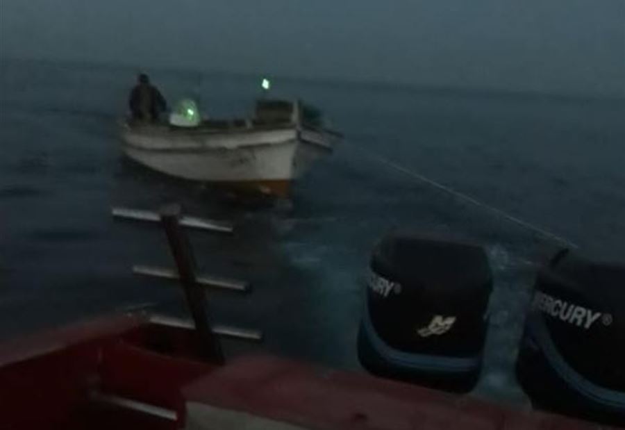 بالصور: سحب زورق للصيد في القاسمية