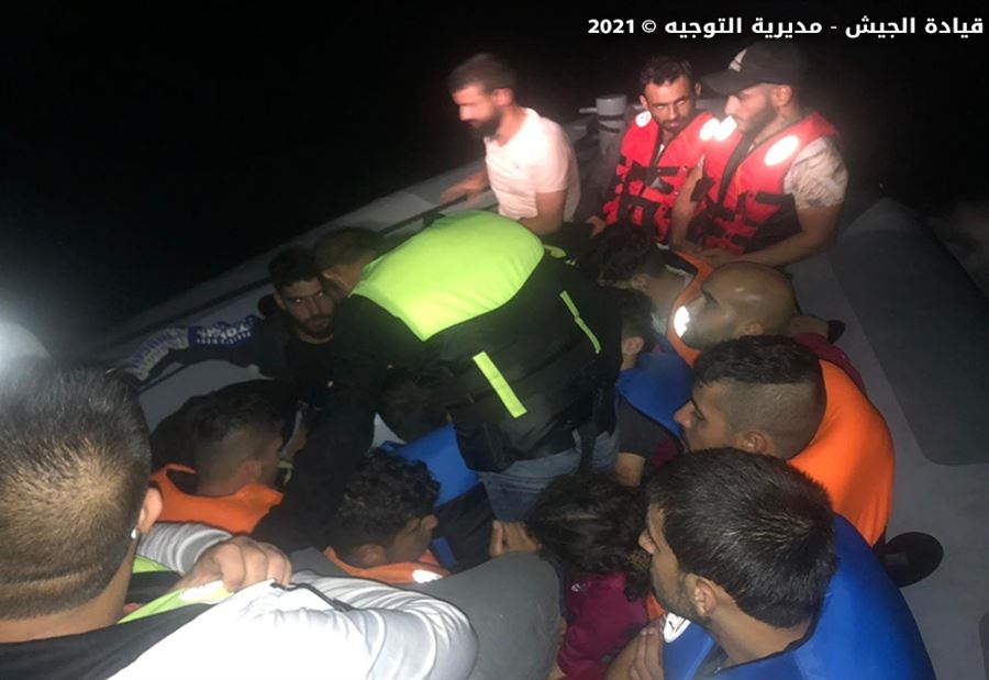 إحباط عملية تهريب أشخاص عبر البحر(صور)
