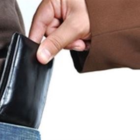 كيف تتجنب التعرض للسرقة في مكان عام؟