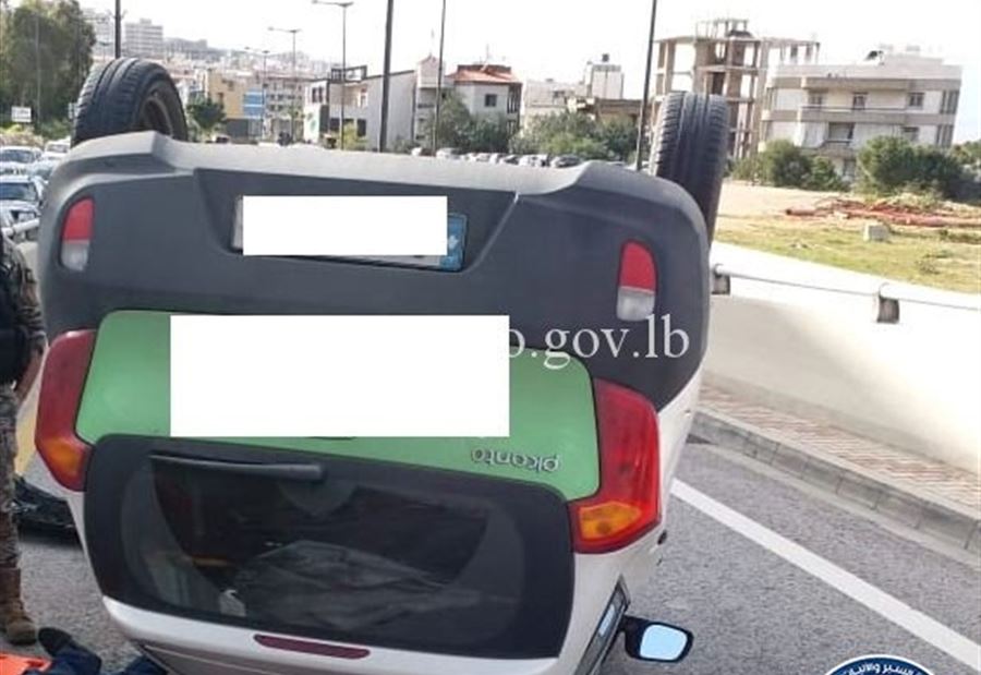بالصورة: جريح جراء انقلاب سيارة على اوتوستراد الحازمية بالصورة: جريح جراء انقلاب سيارة على اوتوستراد الحازمية