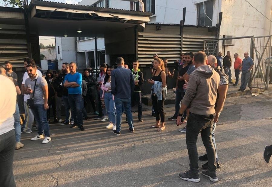 بالصور: اغلاق مداخل المؤسسات العامة في المناطق